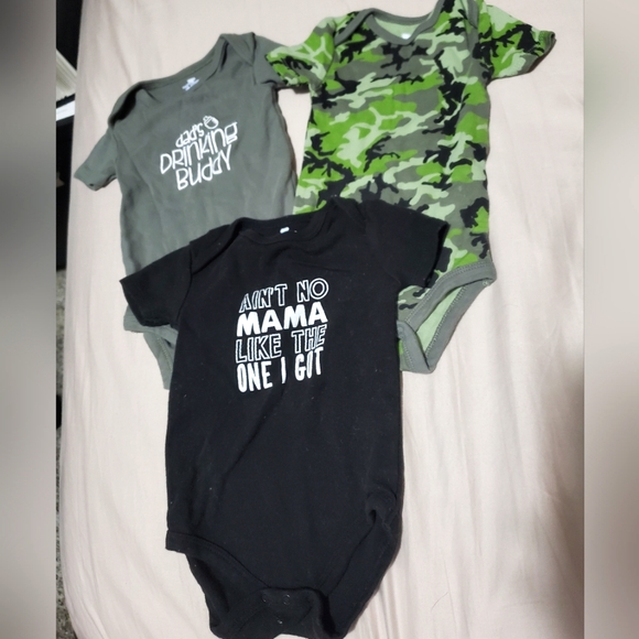 3 baby tee-shirt onesies 6-9 mo size - Picture 1 of 1